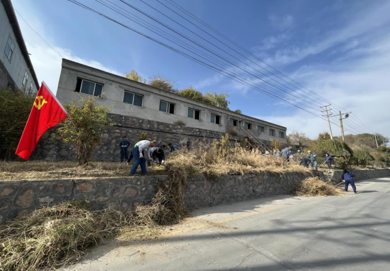 有工投黨員干部、團(tuán)員青年的耕耘那處便是公司最美麗的一角-----物產(chǎn)工投公司開(kāi)展環(huán)境專項(xiàng)整治主題黨日、團(tuán)日活動(dòng)